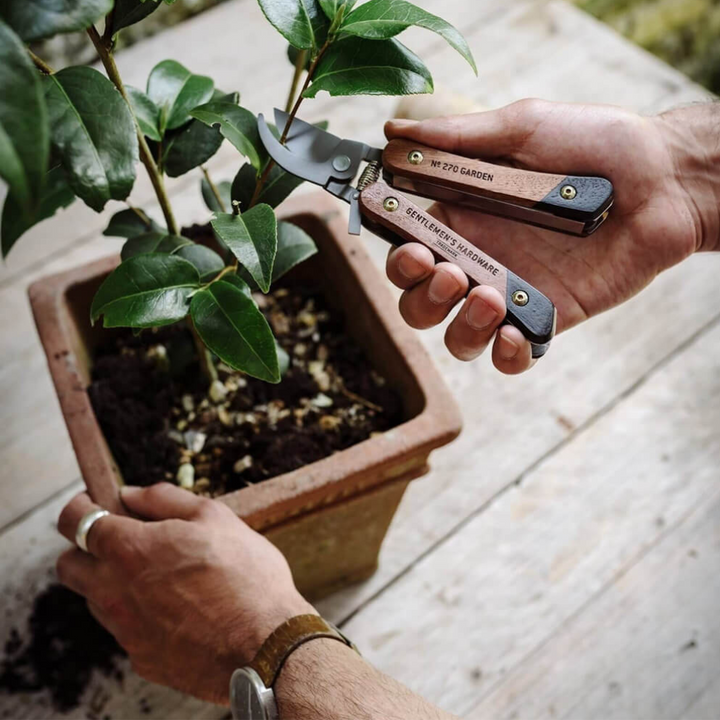 Gentlemen's Hardware 6 in 1 Garden Multi Tool Lifestyle | Merchants Homewares