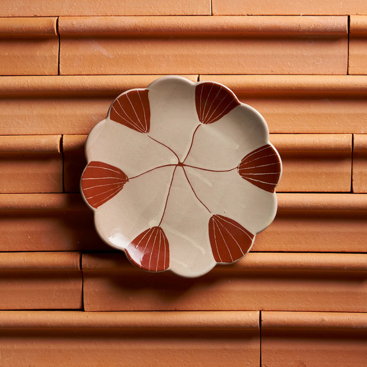 Robert Gordon Fan Flower Plate June's Daisy Collection Lifestyle | Merchants Homewares