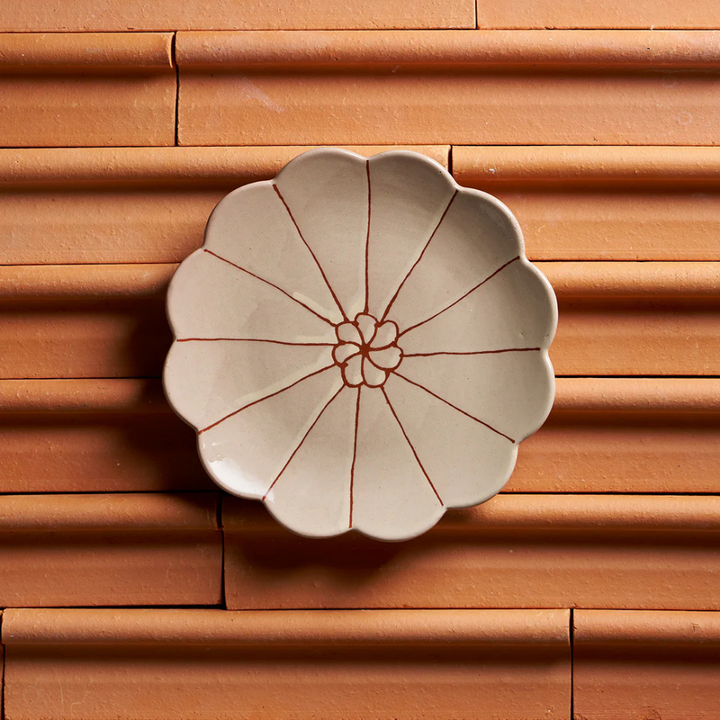  Robert Gordon Spinning Flower Plate June's Daisy Collection Lifestyle | Merchants Homewares